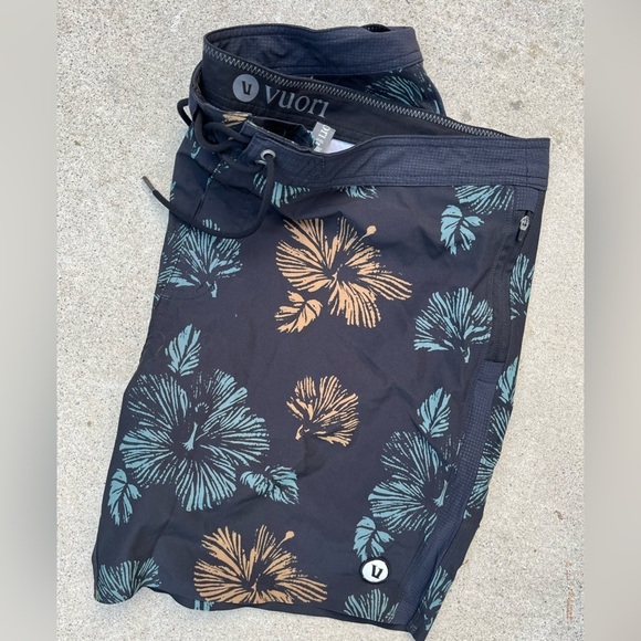 Men's Vuori Shorts Multicolor Floral 38 Pocket Active Logo Beach Gym Surf Swim - Picture 5 of 10